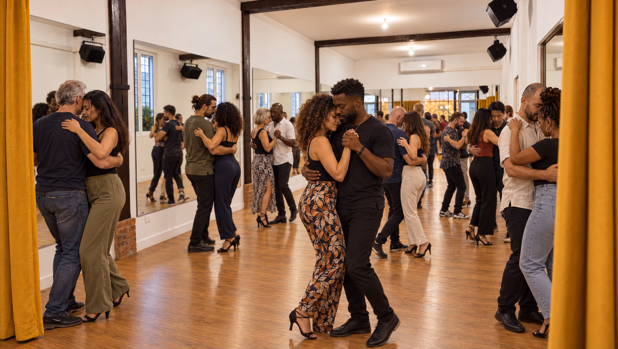 Un cours de kizomba & semba en pleine séance, salle safran : une quinzaine d’élèves de tous âges et de toutes origines.