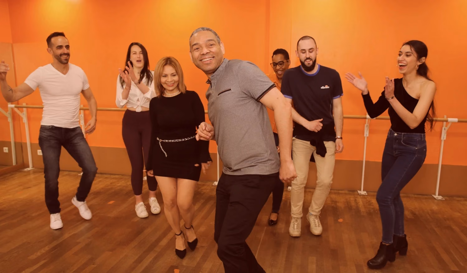 Élèves souriants pendant un cours de danse latine à Paris
